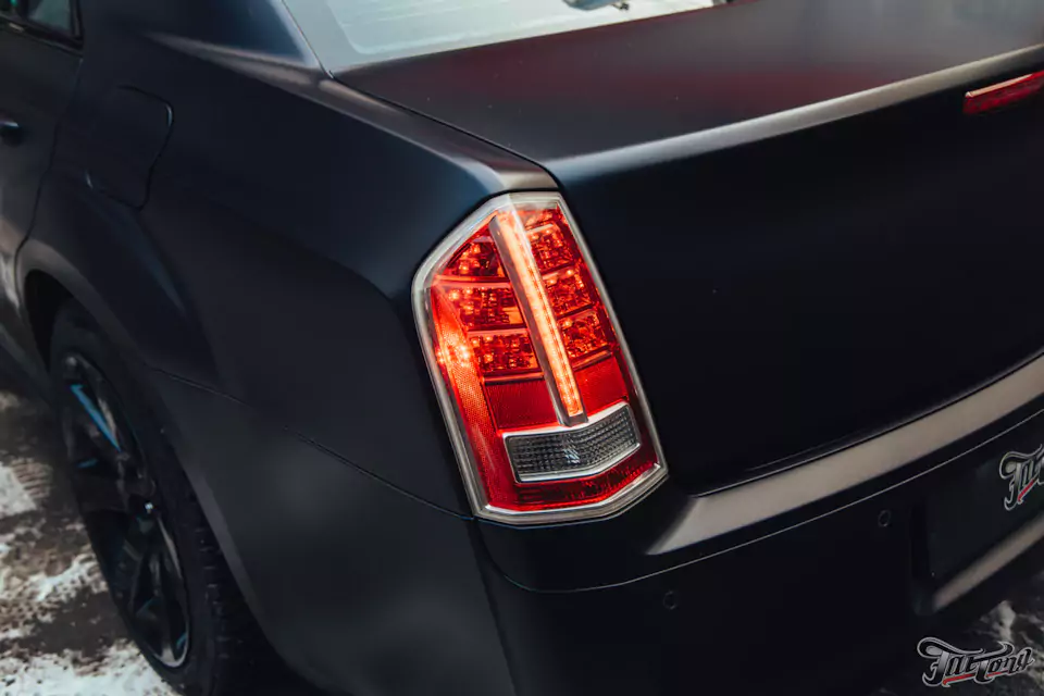 Обновленный Chrysler 300C! Кузовной ремонт и полный окрас кузова, оклейка матовым полиуретаном, комплексная шумоизоляция и сабвуферное звено, плановое ТО